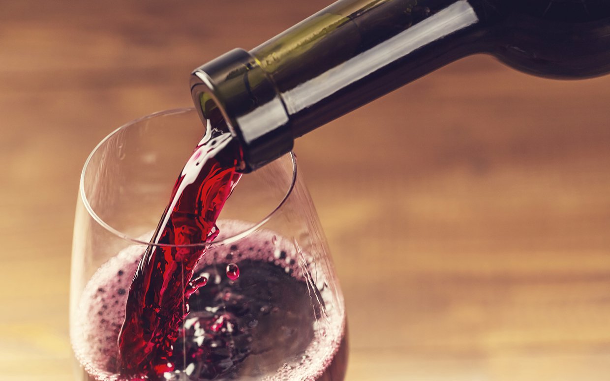 Nalievanie vína do pohára